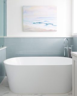 Where light pours in and stress melts away ... this tranquil bathroom is the perfect escape. 🛁 🚿 
Designer: @markergirlhome