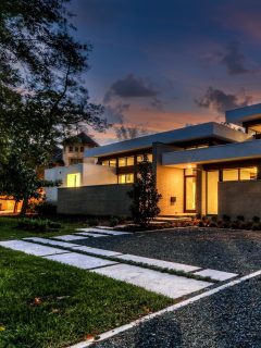 We love a modern roofline. One that’s flat, clean, architectural. 

We also know exactly what it takes to make one perform in a Houston summer. We’re talking about the flashing, the drainage, the membrane underneath, and more. Looking right and performing right aren’t the same conversation, and both matter.
-
-
-
#onpointcustomhomes #HoustonCustomHomes #houstonluxuryhomes #CustomHomeDesign